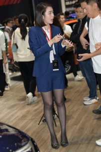 给客户介绍车子的大奔销售顾问
