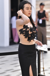 时装周美丽的开衩裙气质美人