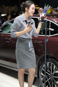 Volvo靓丽的销售主播