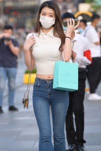 街拍牛仔长裤长腿美女