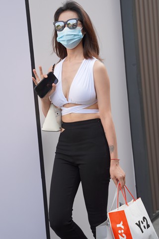黑裤性感美女