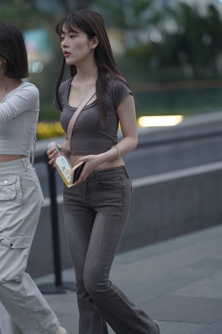灰色牛仔裤美眉