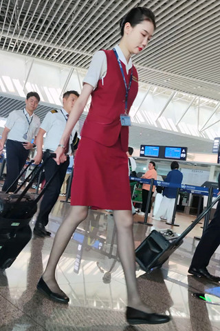 手机4k视频偶遇SC航国际空乘高挑身材大长腿深灰丝