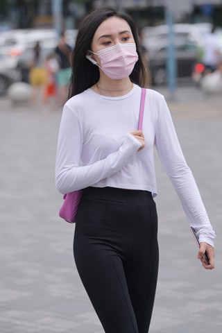 街拍白衣黑裤小姐姐