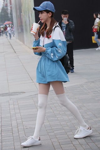 可爱型清纯长筒袜萌少女