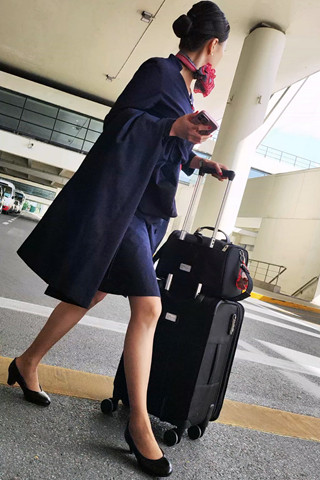 机场偶遇东航棕色丝高跟空姐下班