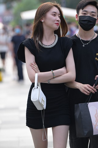 搭讪黑色短裙美丽小姐姐