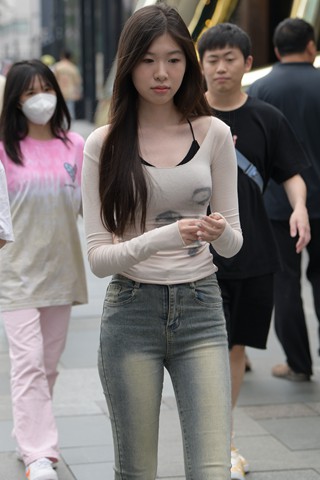 抓拍牛仔裤小姐姐