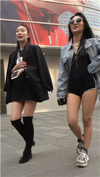 街拍美女姐妹俩逛街视频