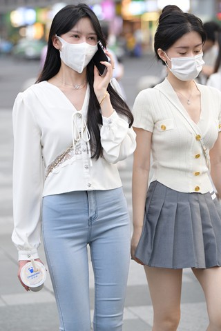 街拍牛仔裤小姐姐跟她的短裙闺蜜