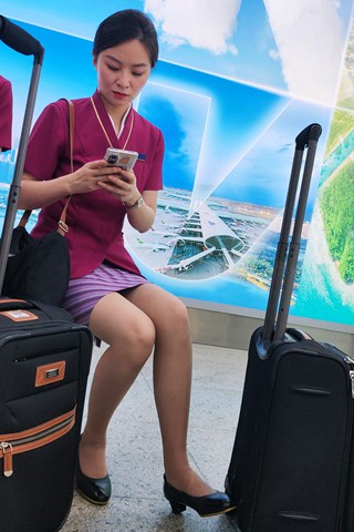 4K视频偶遇南航空姐精致美丽下班肉丝高跟