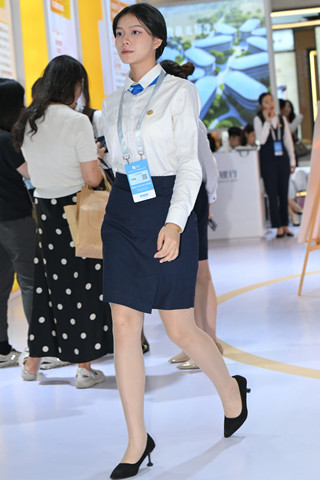 白衬衫通勤装的银行小姐姐