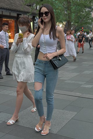 街拍蓝牛时尚墨镜美女