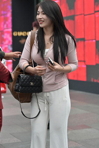 宽松白长裤甜美女孩