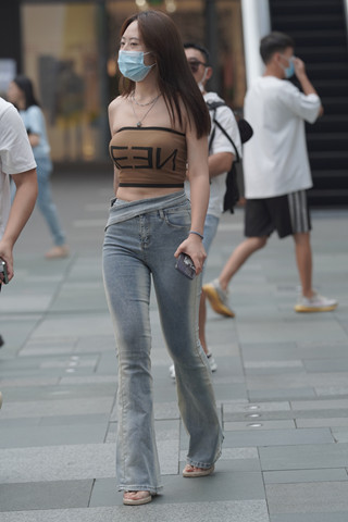 街拍喇叭牛仔裤大长腿美女