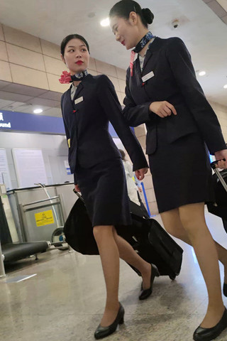 机场偶遇东航空姐下班浅棕色丝太有质感了