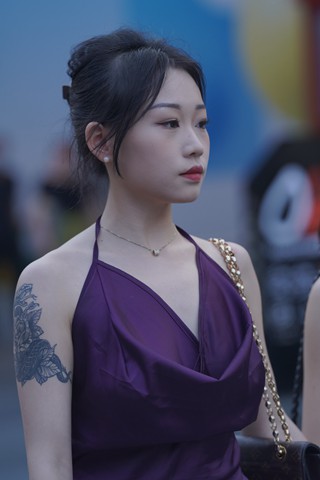 街拍大长腿牛仔美女
