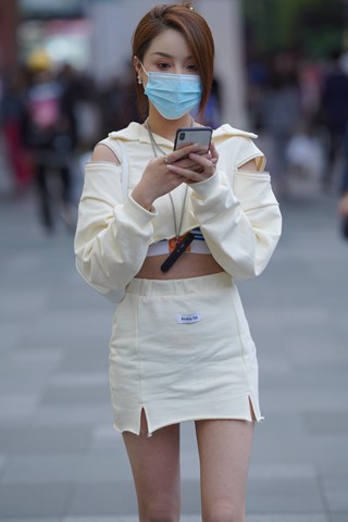 街拍魅力短裙小姐姐