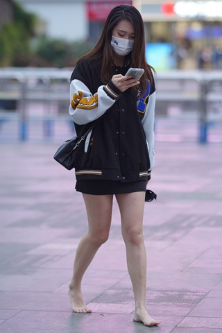 美女直接提着高跟鞋，赤脚走~