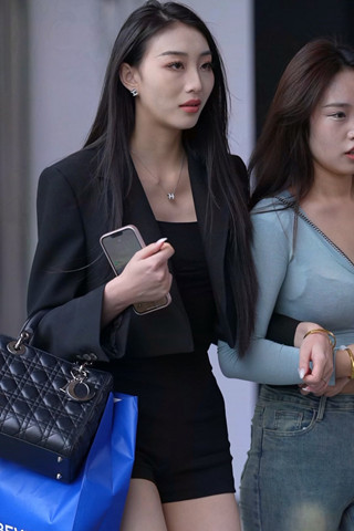 街拍长腿姐妹