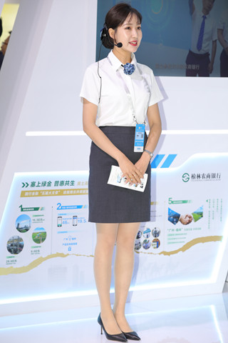展会高挑身材丝腿靓丽美女讲解员