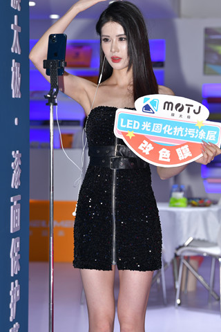改装车展在直播的美女