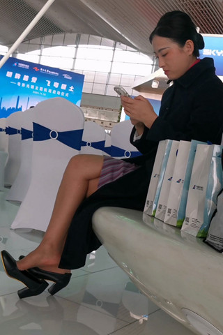 手机视频偶遇CZ航空乘超薄肉丝高跟挑鞋歇歇