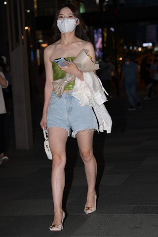 夜拍抹胸衣，高跟美腿美眉