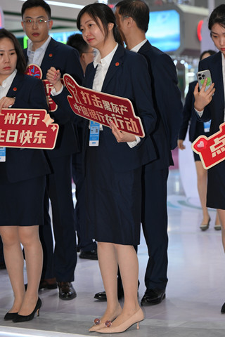 素人工装制服丝腿~！