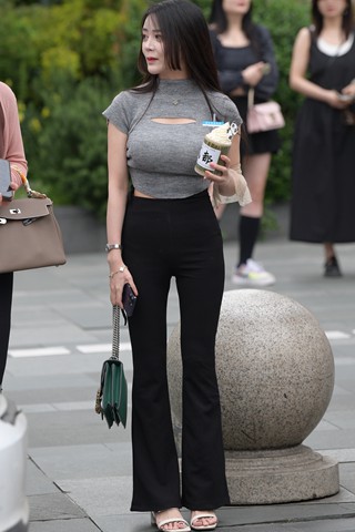 街拍丰满黑色长裤美女