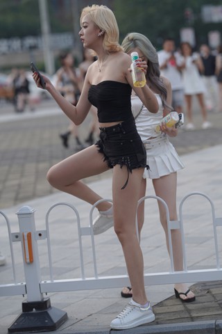 黑色热裤美眉