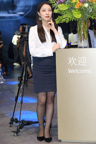 美丽大方的售车主播