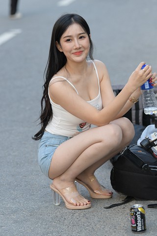 街拍紧致热裤丰满小可爱