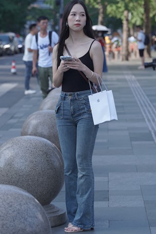 ★抓拍喇叭牛仔长裤妹纸★