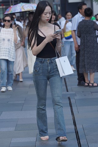 街拍蓝色牛仔长裤小姐姐
