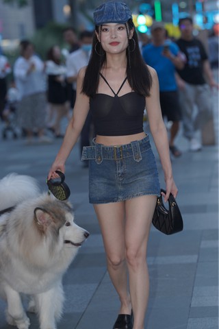 小姐姐养了这么大一只狗狗