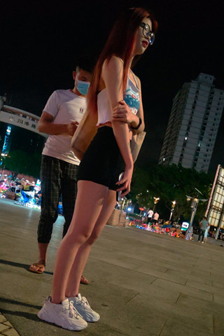 手机4k视频，钦州港广场我的黑短裤女人3