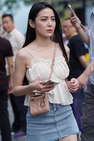 街拍牛仔裙美腿美姐