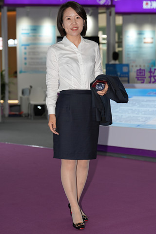 短发韵味rou丝女人