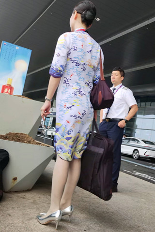 机场偶遇海航国际乘务组灰丝旗袍空姐们都很吸睛