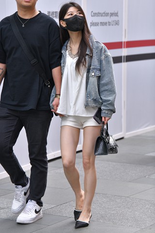 小鸟依人娇小女友